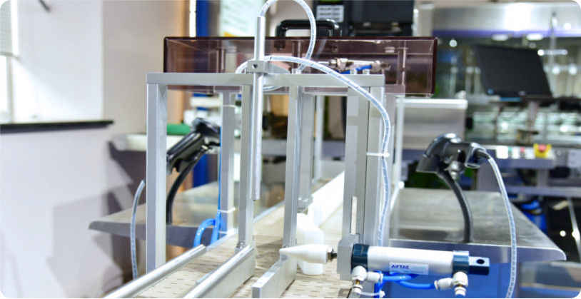 Mesin pengisian cairan kimia otomatis termasuk sistem kontrol PLC dan multi-nozzle pengisian untuk operasi pengisian