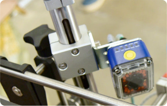 Alat pengisian cairan otomatis dengan akurasi pengisian tinggi yang mampu menangani berbagai jenis cairan untuk kemasan