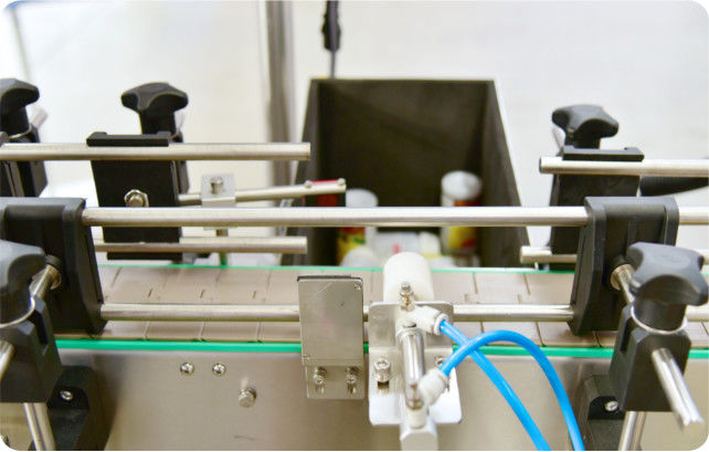 Mesin Pengisi Cairan Kimia Volume Pengisian Variabel Pilihan Kustomisasi Menawarkan Akurasi Pengisian Tinggi untuk Pengemasan Cairan