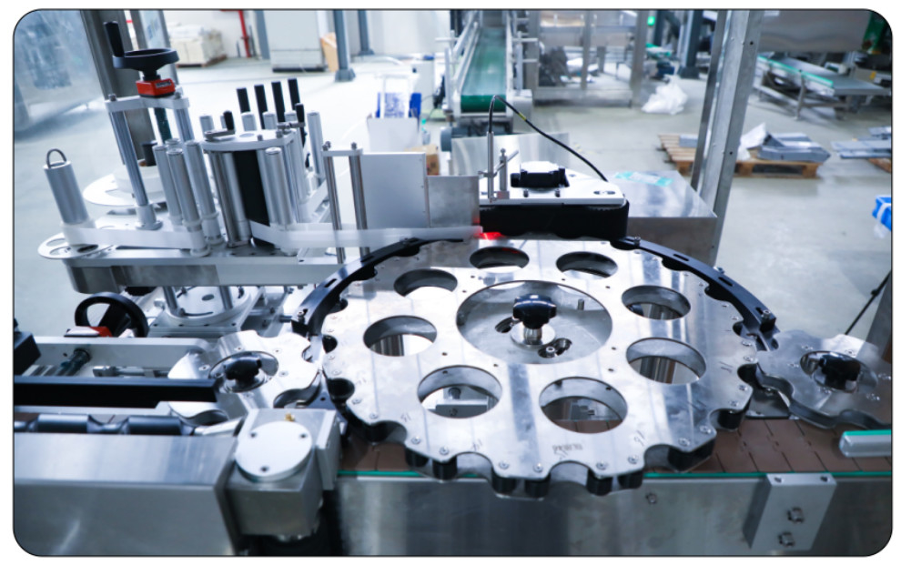 TN-200DH Rotary High Speed Automatic Round Bottle Labeling Machine Untuk 5L-30L Bottle Filling Line 10000 BPH