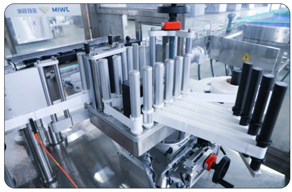 TN-200DH Rotary High Speed Automatic Round Bottle Labeling Machine Untuk 5L-30L Bottle Filling Line 10000 BPH